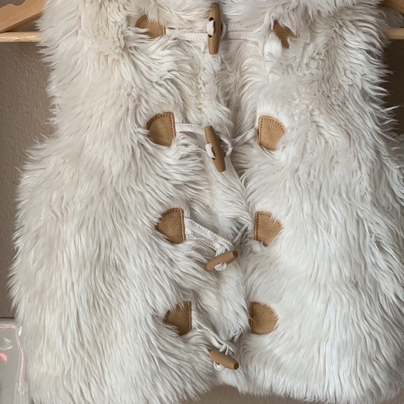 GYMBOREE Kids White Faux Fur Hoodie Vest - Picture 4 of 6